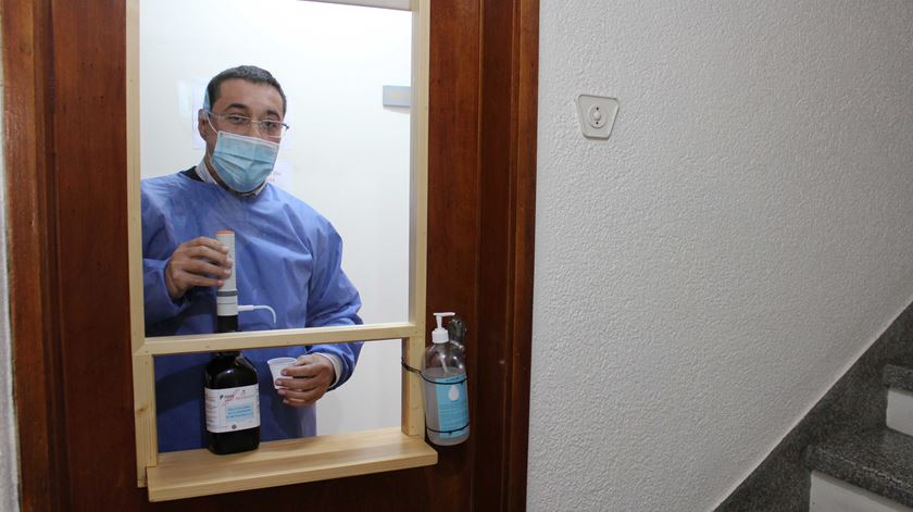 Enfermeiro Luís Andrade disponibiliza metadona num novo balcão de atendimento criado por causa da pandemia. Foto: Liliana Carona/RR