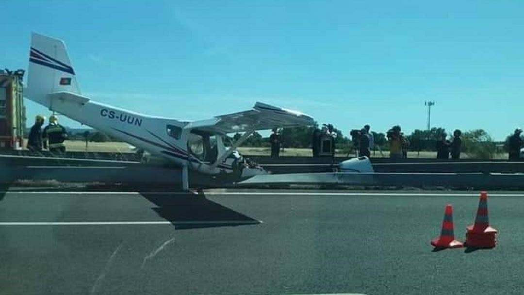 Aeronave que aterrou de emergência na A12. Foto enviada por leitor