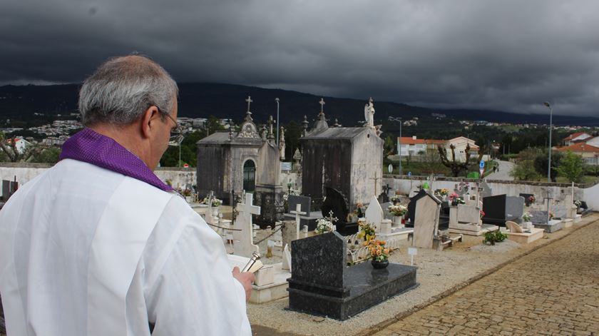 Padre Carlos Dionísio já celebrou cinco exéquias fúnebres desde que decretado o estado de emergência. Foto: Liliana Carona/RR
