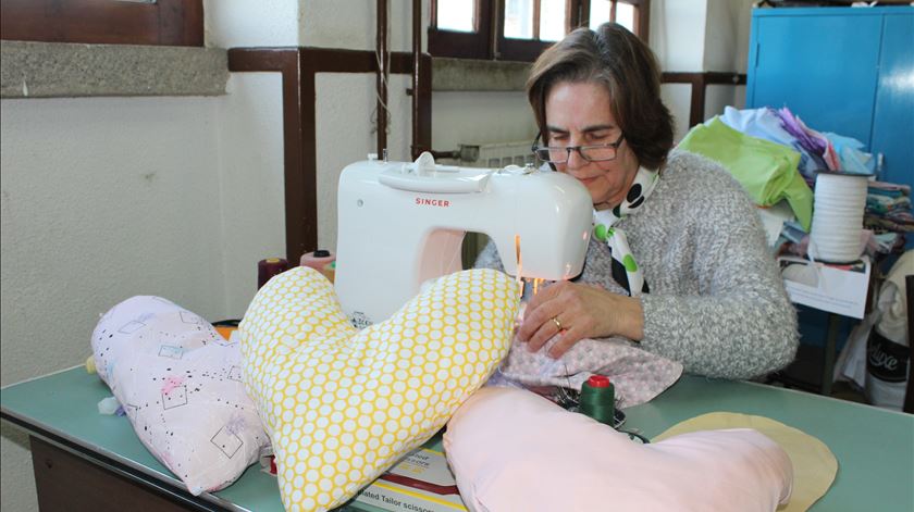 Gabriela Quintela a costurar com amor. Foto: Liliana Carona