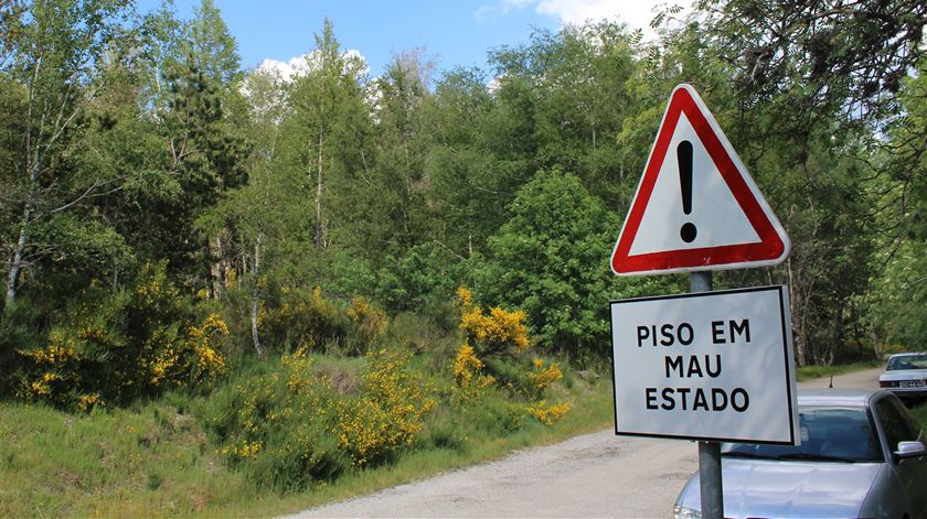 Sinal avisa automobilistas que a viagem na estrada de Vale do Rossim, na Serra da Estrela, vai ser atribulada. Foto: Liliana Carona/RR