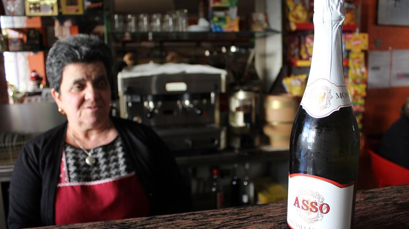 Judite Boia vende na mercearia da Manuela o espumante, que mais não é do que moscato, a 1,80 euros a garrafa. Foto: Liliana Carona