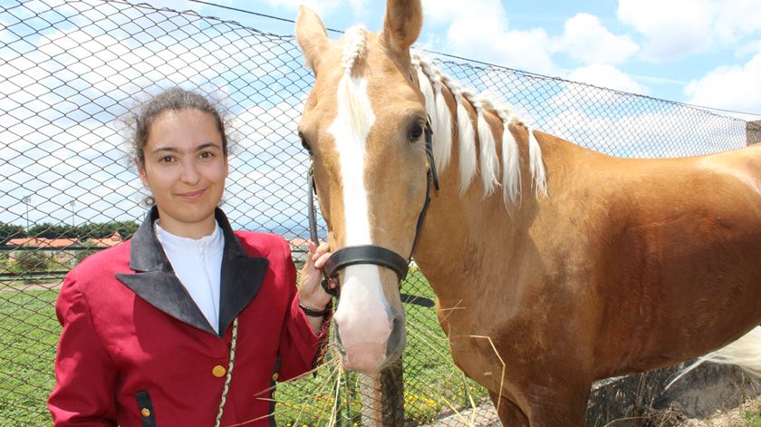 Mariana Reis tem 18 anos e participa com o seu cavalo na romaria de quatro dias. Foto: Liliana Carona/RR