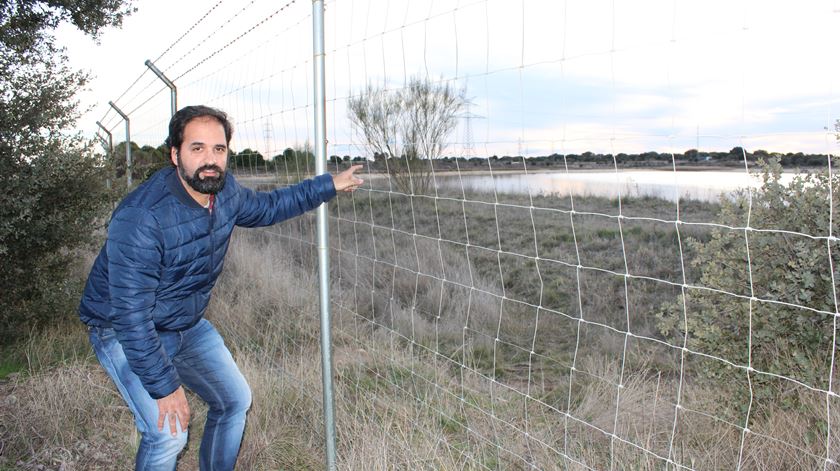 Nuno Pereira, da plataforma Stop Urânio, junto à mina de Cidade Rodrigo. Foto: Liliana Carona/RR