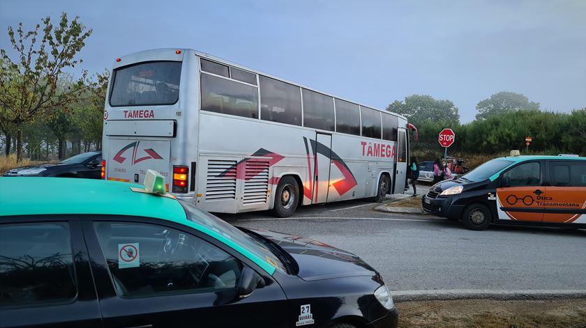 Cinco autocarros e 24 táxis levam as crianças à escola bem cedo. Foto: Olímpia Mairos/RR