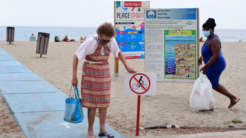 Em Argeles-sur-Mer, França, quem não cumprir regras do uso de máscara paga multa de 38 euros. Foto: Caroline Blumberg/EPA