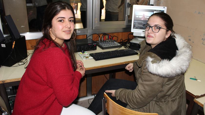 Duas alunas na Rádio Escola de Vouzela. Foto: Liliana Carona/RR