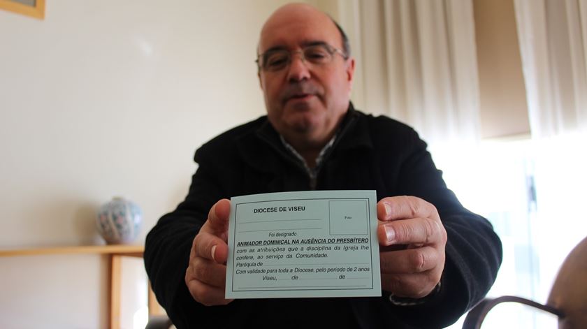 Cónego José Henrique Santos, responsável da Pastoral da Liturgia da diocese de Viseu mostra o cartão que vai ser atribuído aos formandos. Foto: Liliana Carona/RR