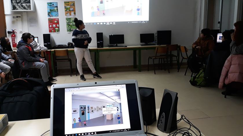 Os alunos do do 5º e 6º anos da EB 2 3 de Vialonga usam o programa para criar jogos educativos e histórias. Foto: Manuela Pires/RR