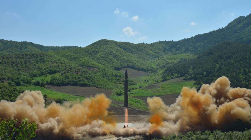 Fotografia disponibilizada pela agência norte-coreana mostra lançamento de míssil balístico. Foto: KCNA/EPA