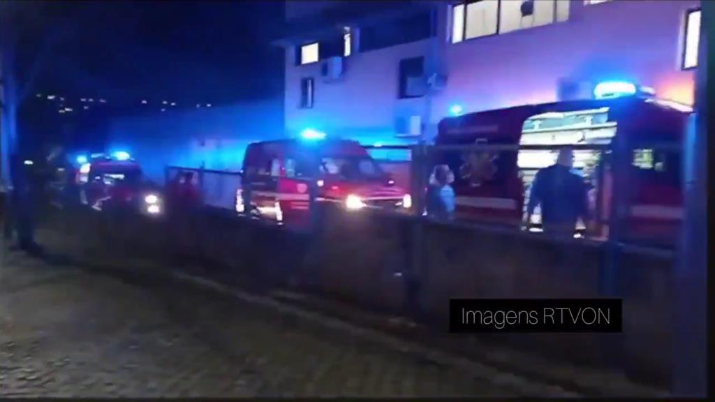 Fila de ambulâncias à porta do hospital de Torres Vedras. Foto: Frame