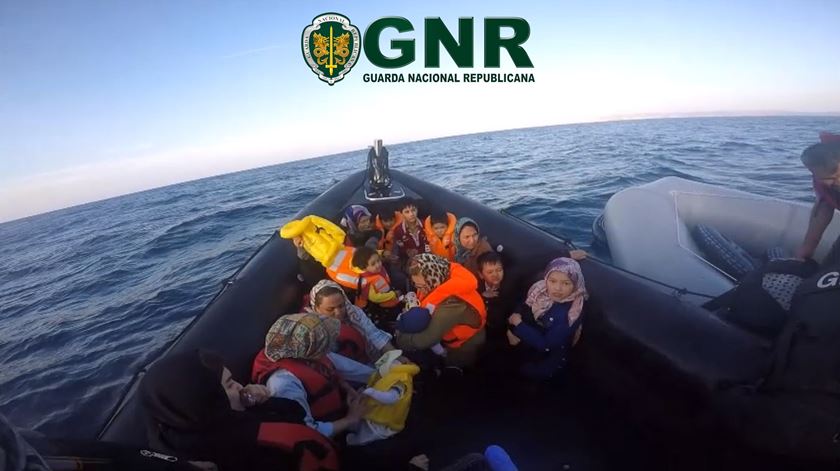 Muitas crianças entre os migrantes resgatados pela GNR. Foto: GNR