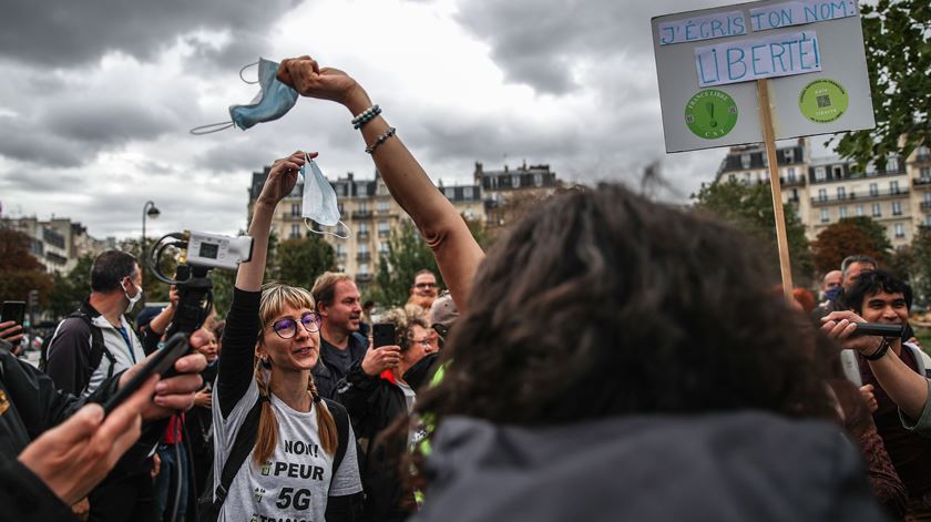 Protesto em Paris contra as restrições provocadas pela Covid-19. Foto: Mohammed Badra/EPA