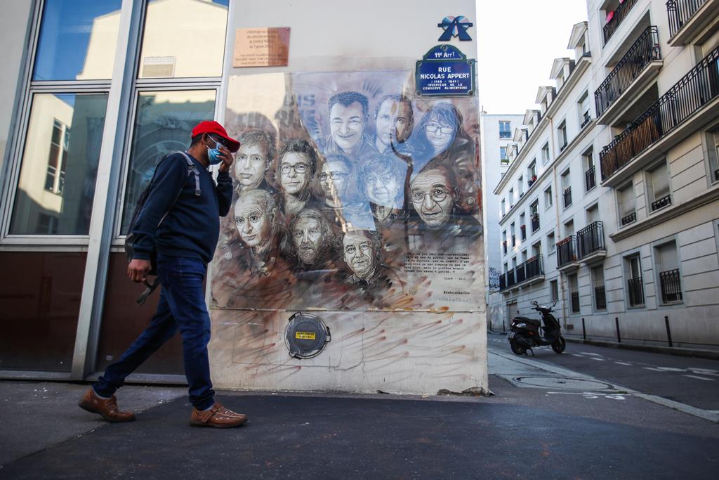 Mural pintado na rua pelo artista Christian Guemy com os cartoonistas mortos. Foto: Mohammed Badra/ EPA