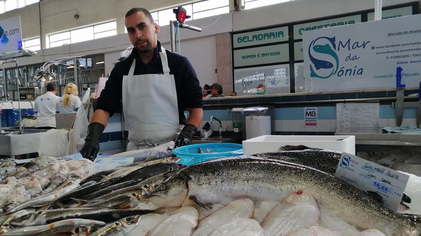 Frederico Silva vende peixe no Mercado de Alvalade, em Lisboa Foto Pedro Filipe Silva/RR