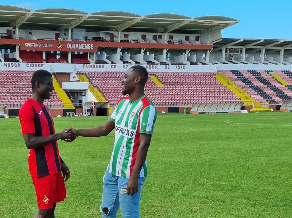 Fredrick Agyemang​ (Olhanense) e Abdul Annan (Moncarapachense), dois futebolistas ganeses a jogar no Algarve. Foto: Rafael Duarte/RR