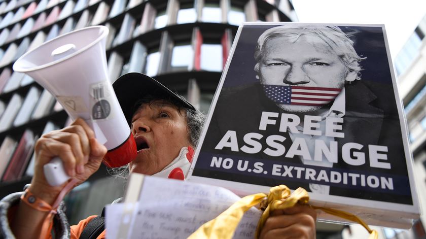 Dezenas de apoiantes de Julian Assange estiveram concentrados frente ao tribunal londrino onde Assange está a ser julgado. Foto: Andy Rain/EPA