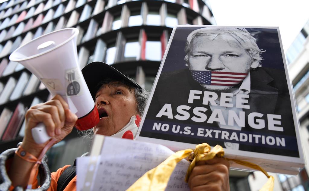 AI fala em “implacável perseguição” a Assange. Nas ruas, pede-se a sua libertação. Foto: Andy Rain/EPA
