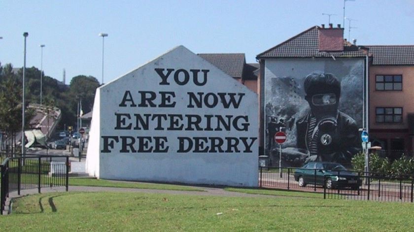 Um mural realça as divisões que ainda existem em Derry/Londonderry, na Irlanda do Norte. Foto: DR