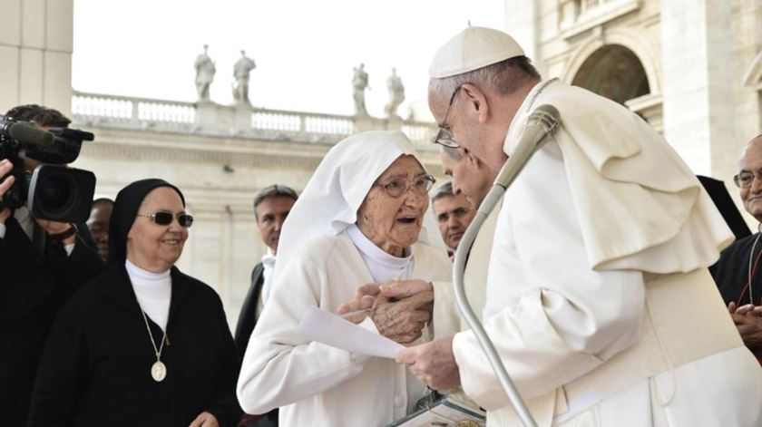Freira recebe distinção do Papa. Foto: Ecclesia