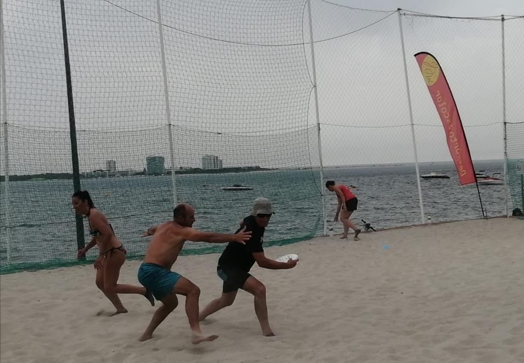 Frisbee pode ser praticado em campos de relvado ou na areia da praia. Foto: José Amoroso
