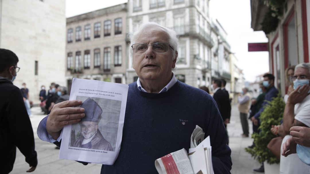 Jorge Miranda vem carregado de cartas, cópias e recortes de jornal que provam como D. Anacleto era um "homem extraordinário"