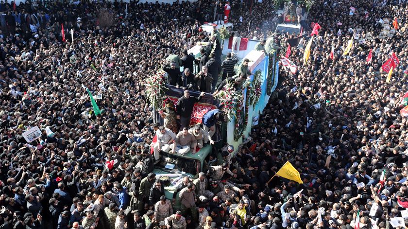 Centenas de milhares de pessoas acompanharam o funeral do general Qassem Soleimani, no Irão. Foto: EPA