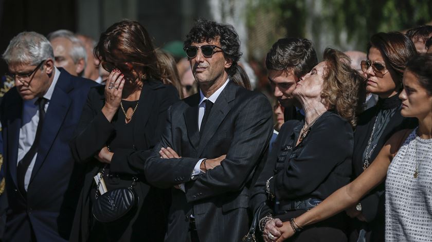 Mulher e filhos no funeral. Foto: Rodrigo Antunes/Lusa