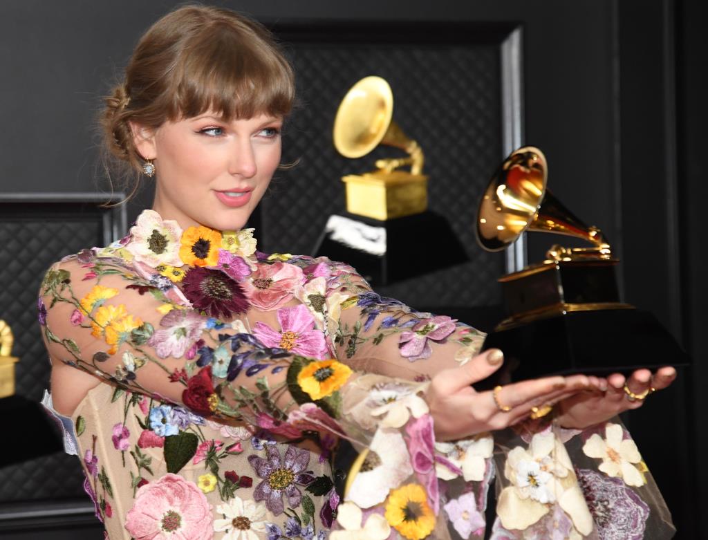 Taylor Swift tornou-se a primeira intérprete feminina a ganhar o Álbum do Ano por três vezes, com "Folclore". Foto: Kevin Mazur/EPA