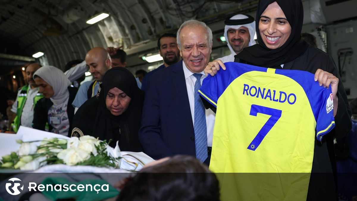 Representante do Qatar oferece camisola de CR7 a jovem palestiniano ferido