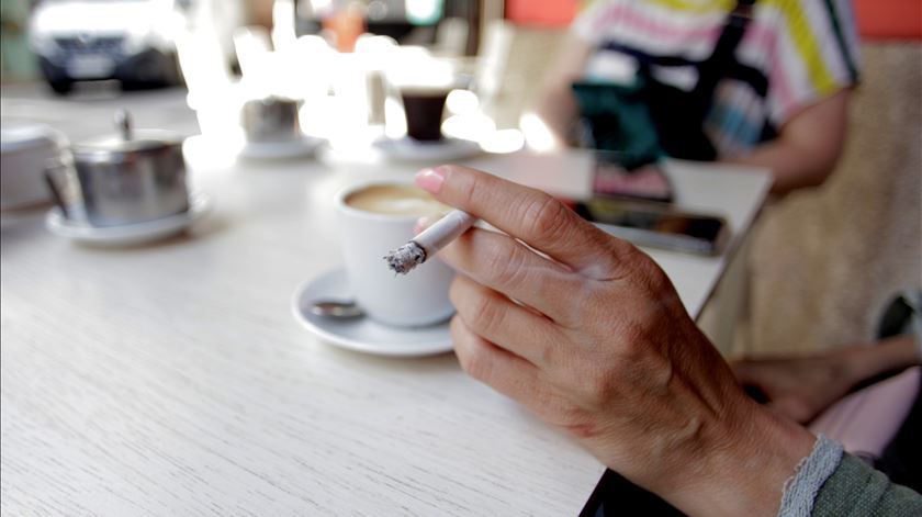 Nas ilhas Canárias, não se poderá fumar a menos de dois metros de outras pessoas. Foto: Cabalar/EPA