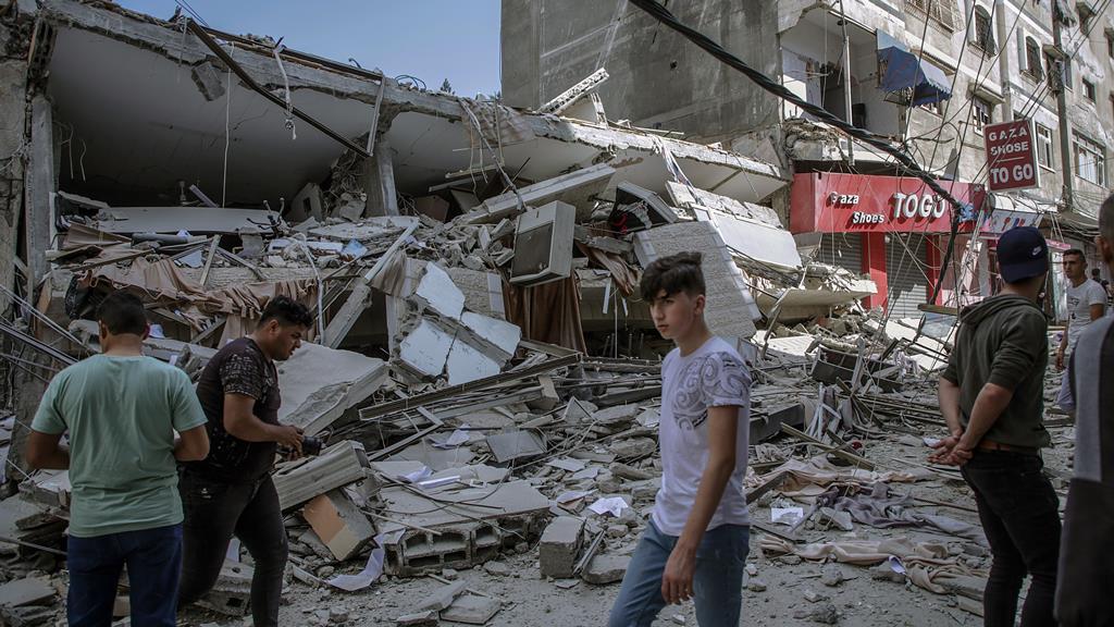 A casa de uma família palestiniana foi destruída por ataques israelitas a Gaza. Foto: Haitham Imad/EPA