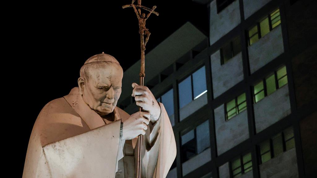 João Paulo II tem uma estátua no pátio do hospital Gemelli. Foto: Giuseppe Lami/EPA