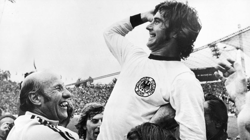 Gerd Mueller marcou golo da vitória da Alemanha na final do Mundial de 1974. Foto: Staff/EPA (clique na seta para percorrer a fotogaleria)