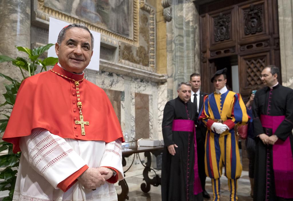 O cardeal Angelo Becciu, afastado em setembro, abraçado em abril. Foto: Claudio Peri/EPA