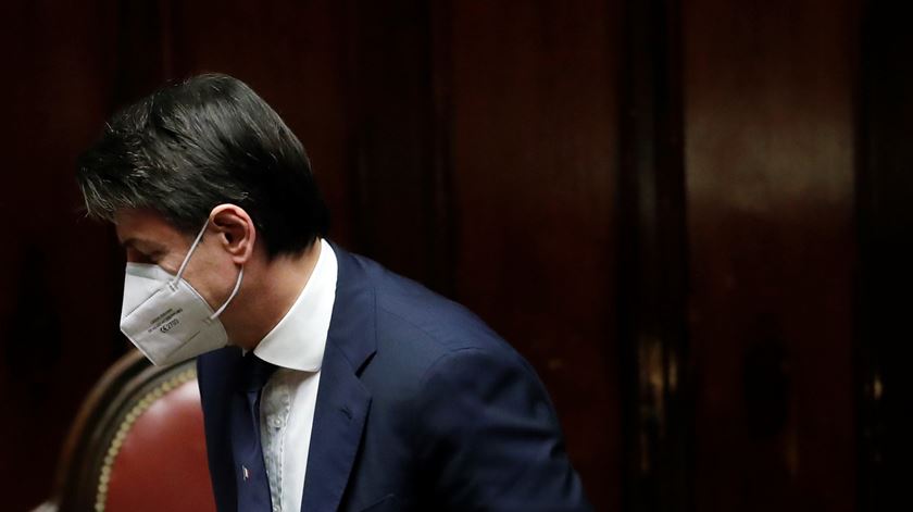 Giuseppe Conte, primeiro-ministro de Itália, usa máscara nas aparições públicas Foto: Remo Casilli/Reuters