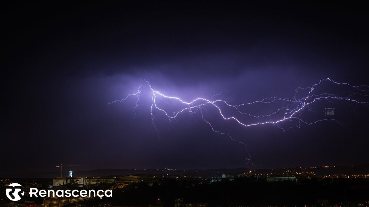 As imagens de uma noite de trovoada em Portugal