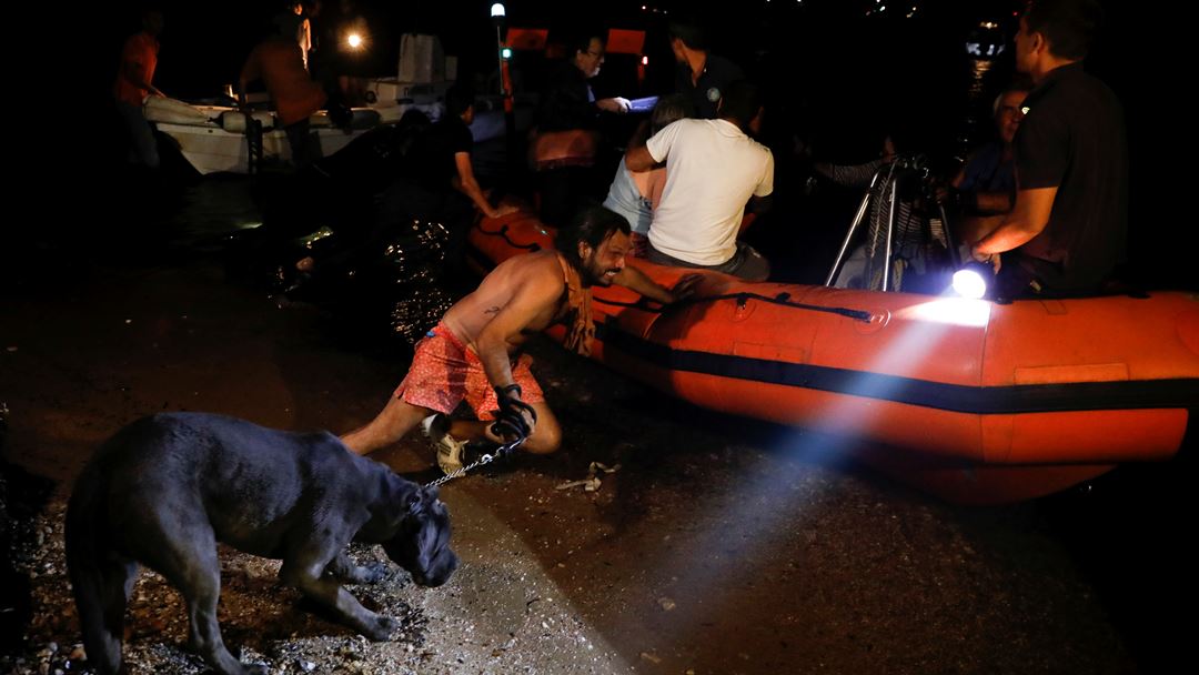 Alguns gregos usaram barcos de borracha para escapar à fúria das chamas. Foto: Reuters.