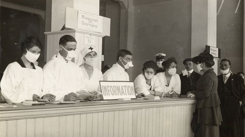 Profissionais de saúde em São Francisco, nos EUA, durante a gripe pneumónica de 1918. Foto: Biblioteca do Estado da Califórnia