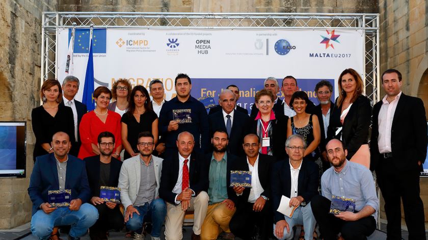 Os jornalistas distinguidos com o primeiro lugar no Migration Media Award, em três línguas e quatro categorias, acompanhados pelas individualidades que entregaram os prémios