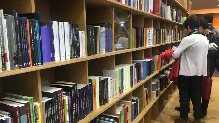 “Chegam aqui professores de Português em escolas privadas e compram aos 15 livros para as bibliotecas." Foto: Maria João Costa/RR