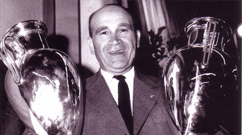 Béla Guttmann com as duas Taças dos Campeões Europeus conquistadas na Luz. Foto: SL Benfica