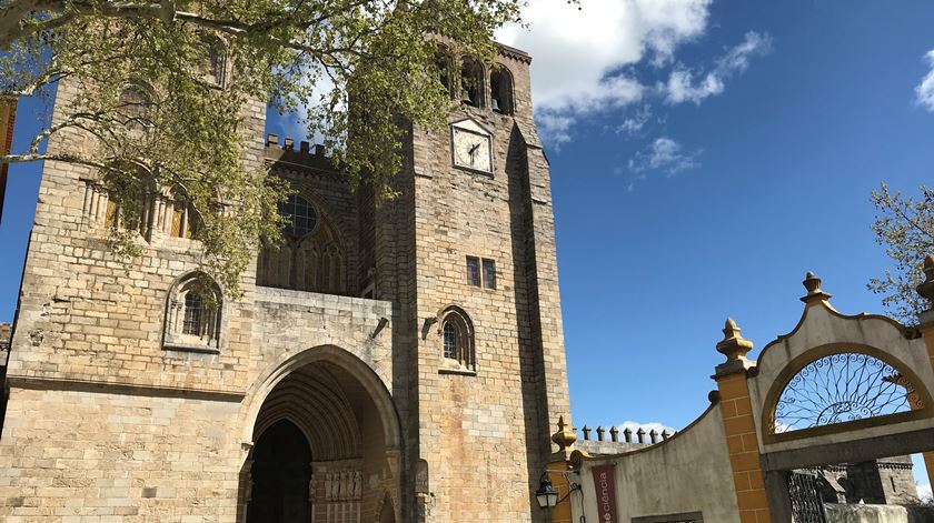 Há menos turistas na cidade museu. Sé e Capela dos Ossos estão encerradas. Foto: Rosário Silva/RR