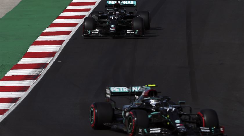 Lewis Hamilton (atrás) e Valtteri Bottas (frente). Foto: José Sena Goulão/EPA