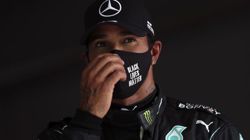 Lewis Hamilton celebra conquista da pole position. Foto: José Sena Goulão/EPA