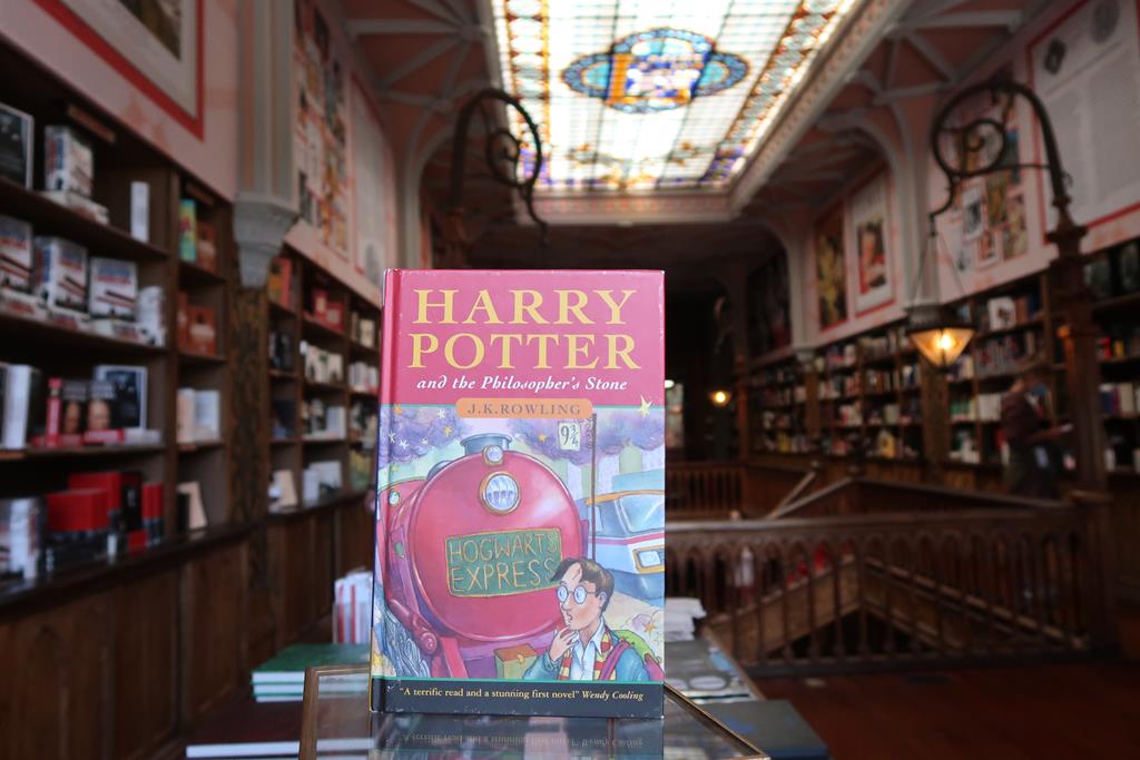 O primeiro livro da saga Harry Potter é o mais raro e também o mais procurado