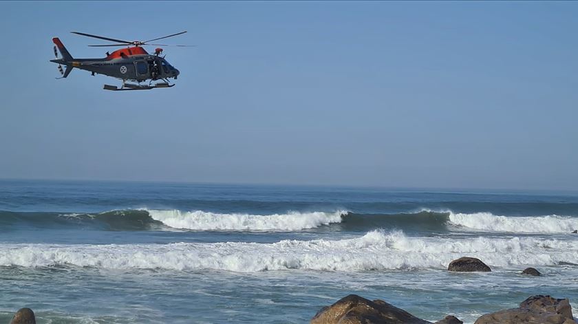 Helicóptero da Força Aérea participa nas buscas pelo bailarino russo desaparecido. Foto: Maria João Cunha/RR