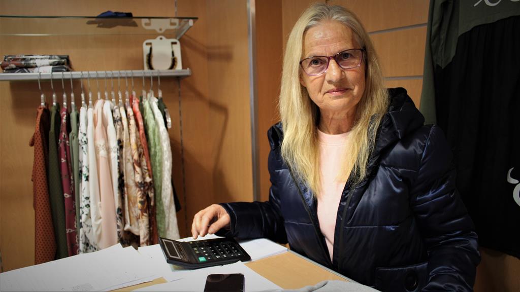 Reformada, Hermínia continua a precisar de trabalhar na sua loja de roupa. Foto: Liliana Carona/RR