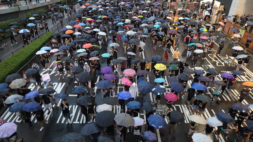 A chuva não demoveu os manifestantes em Hong Kong. Foto: EPA/Jerome Favre