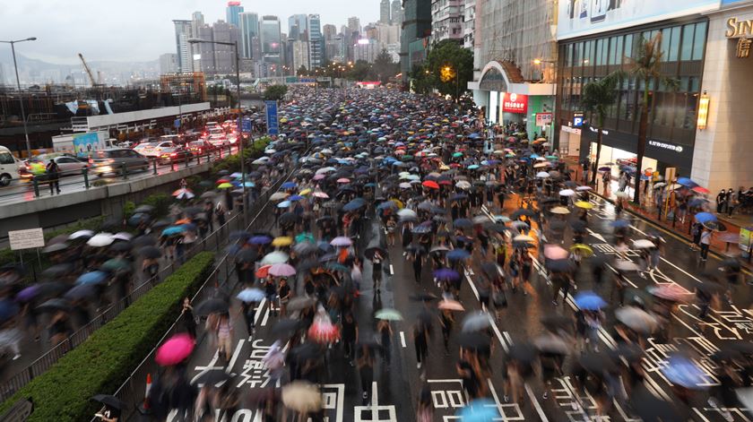 Manifestação pró-democracia encheu este domingo as ruas de Hong Kong. Foto: EPA/Jerome Favre